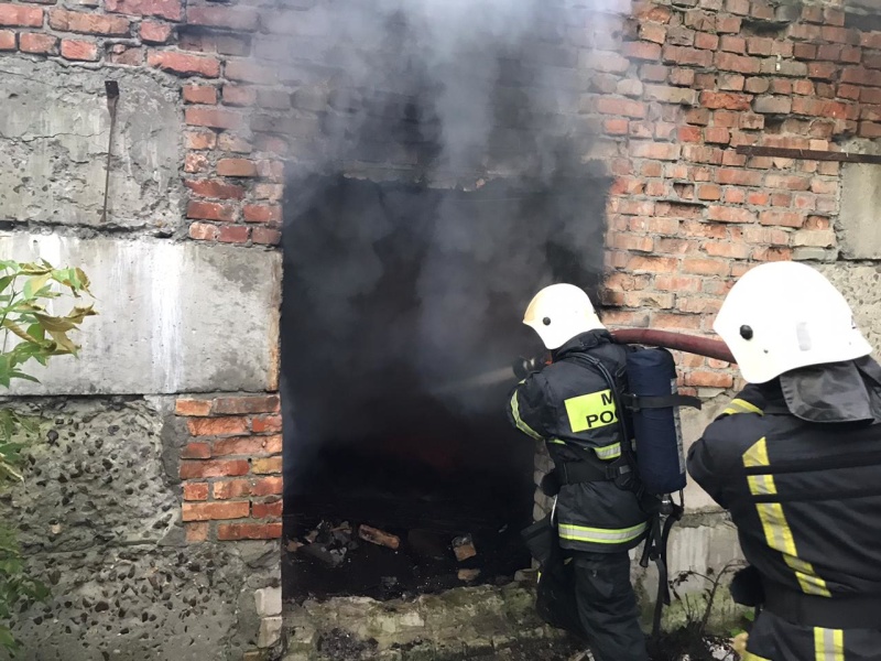 В Володарском районе пожарные тушили горящий мусор