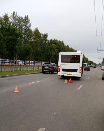 На проспекте Станке Димитрова в Брянске «Лада» столкнулась с автобусом и въехала в припаркованный «Ситроен»