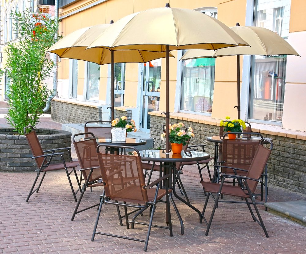Кафе со столиками на улице