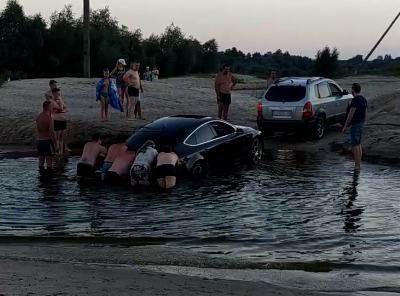 В сети появилось видео машины-утопленника на брянском озере (видео)