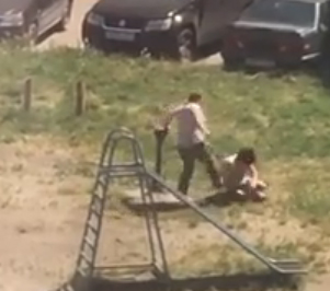 Женская драка в одном из дворов Брянска попала на видео