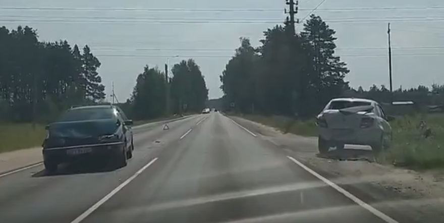 В Брянском районе две машины слетели с трассы (видео)