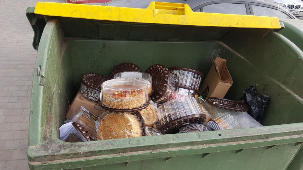 Магазины в Брянской области приспособились выбрасывать просрочку в мусорные контейнеры