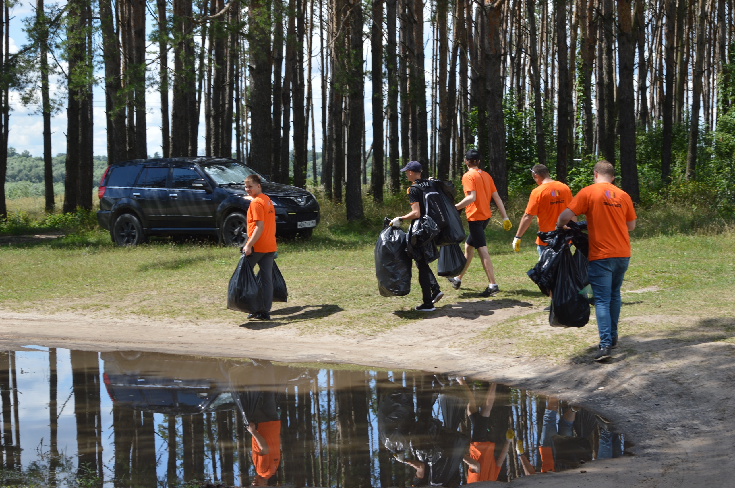 Брянские активисты очистили озеро Орлик от мусора