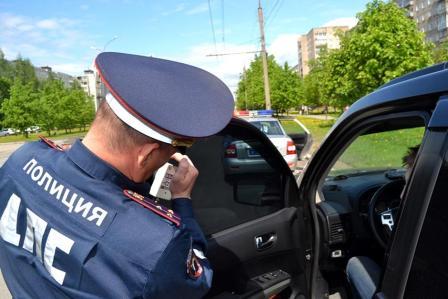 В Брянске летом желающих оклеить машину темной пленкой становится гораздо больше