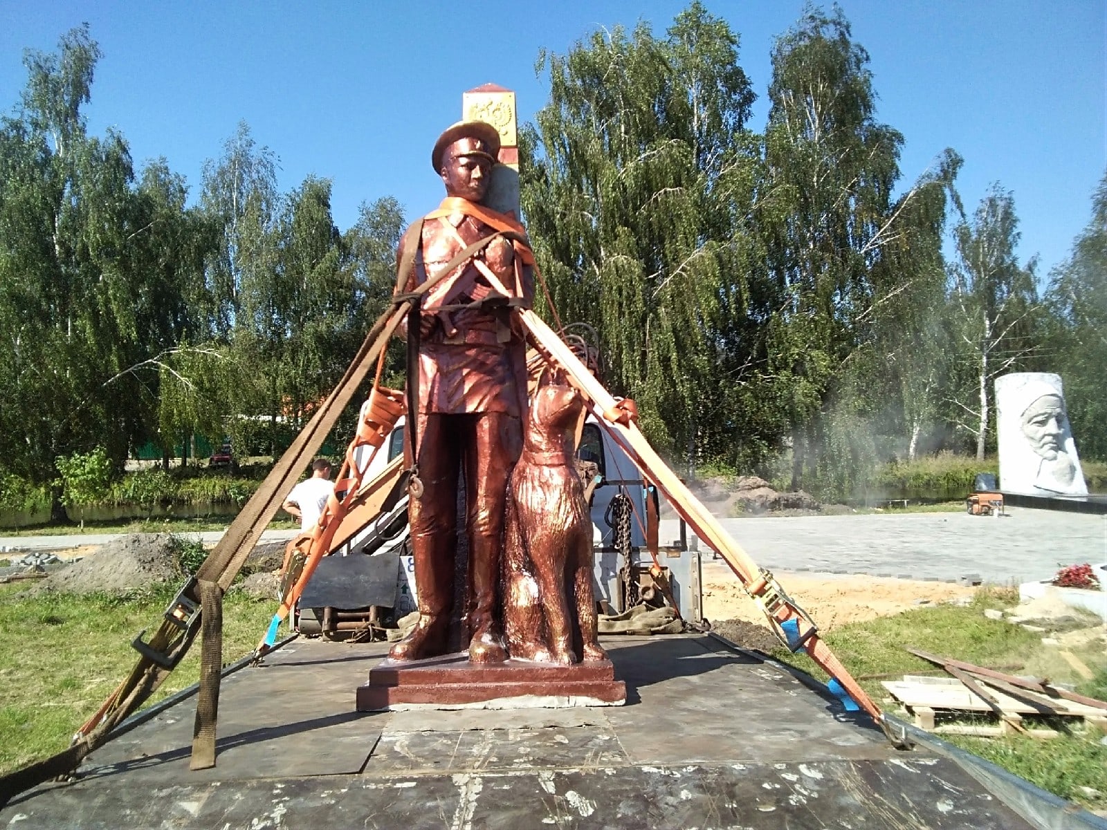 В Новозыбков доставили памятник «Пограничникам всех поколений»