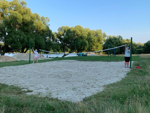 В Дятьковском районе облагородили волейбольную площадку на берегу озера