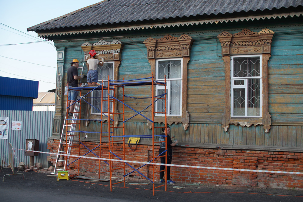 Активисты Том Сойер Феста восстанавливают старинный дом в Клинцах