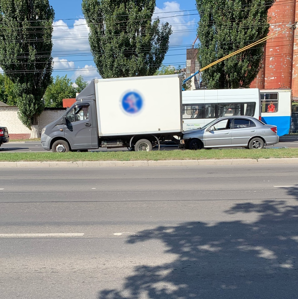 Иномарка и грузовик столкнулись на улице Менжинского в Брянске