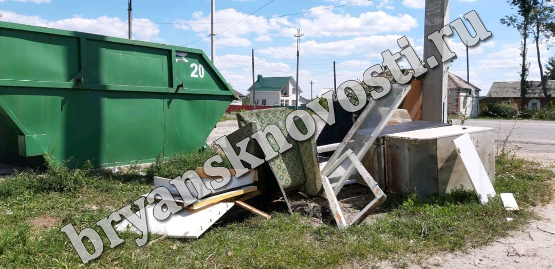 В Новозыбкове у бункера на улице Коммунистической растет не оборудованный мусорный мини-полигон