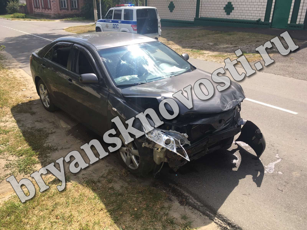 В Новозыбкове после дорожной аварии сильно пострадали иномарки