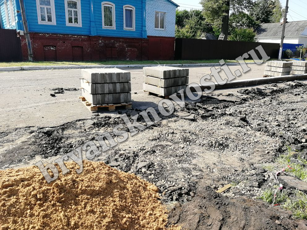 В Новозыбкове «несуны» стащили оптом тротуарную плитку и бордюры с улицы Набережной