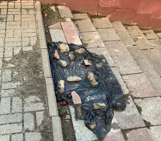 Отвалившуюся плитку в брянском переходе прикрыли мусорными пакетами