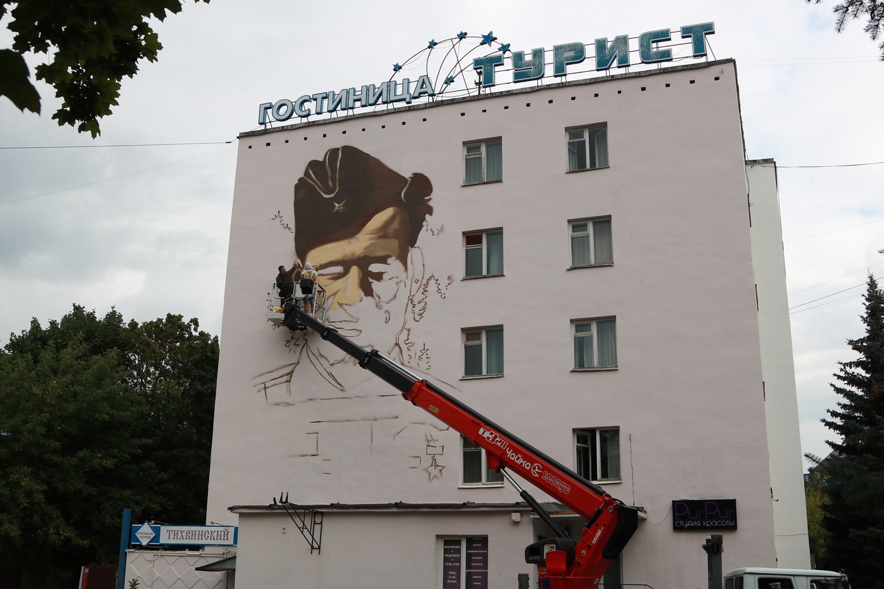 На фасаде брянской гостиницы появится огромный портрет Михаила Дуки