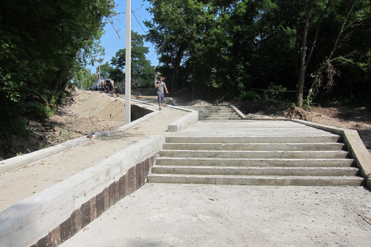 На Бежицком пляже в Брянске достраивают новую лестницу