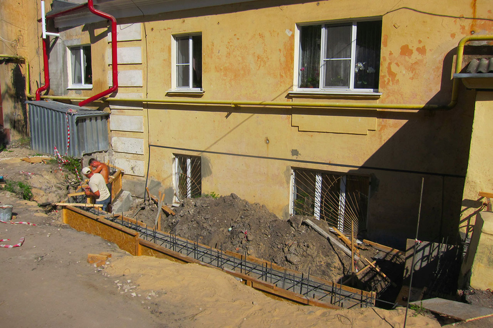 Особенности Брянска. У домов на скосах строят подпорные стенки от сползания грунта