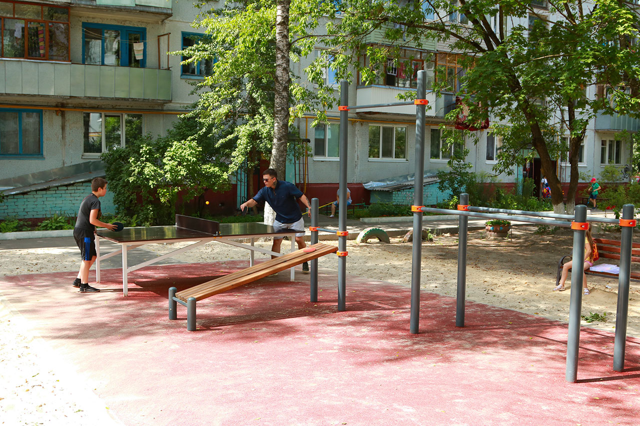 В Фокинском районе Брянска появился современный двор с теннисом и воркаут-площадкой