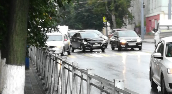 На мокрой дороге в Брянске авто после столкновения отбросило на забор