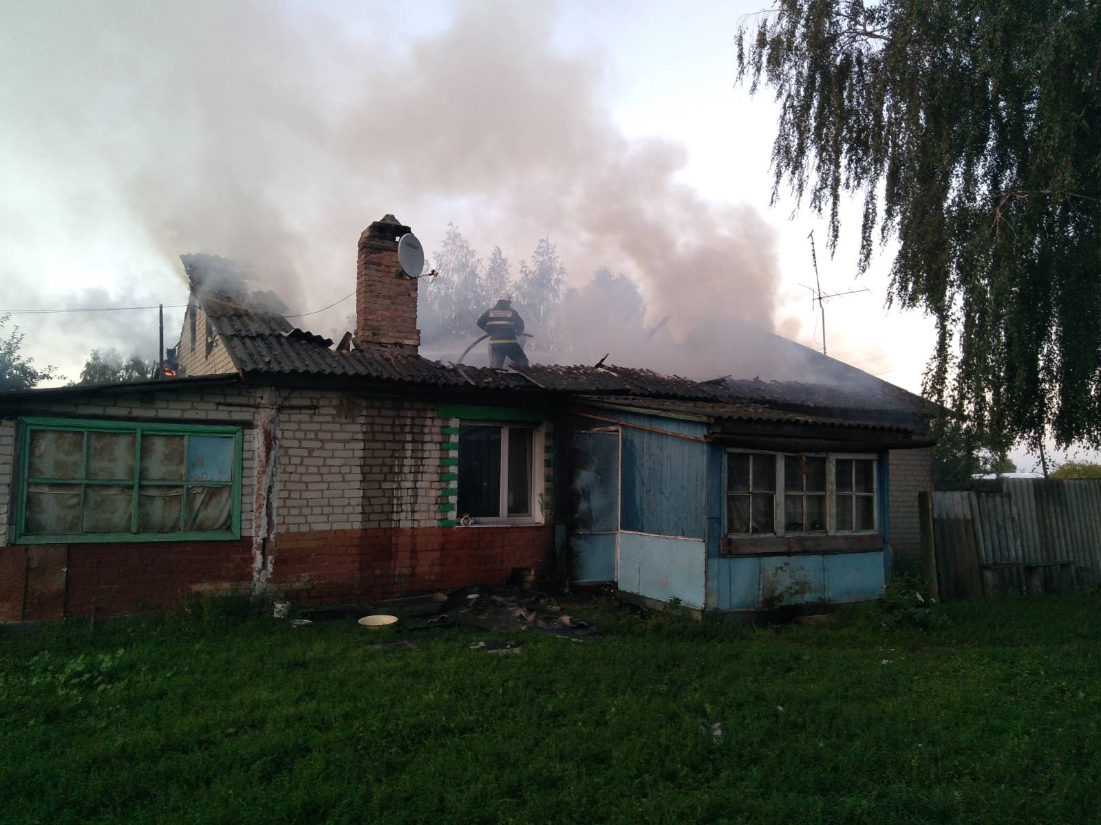 Огнеборцы час тушили кровлю двухквартирного дома в Почепском районе