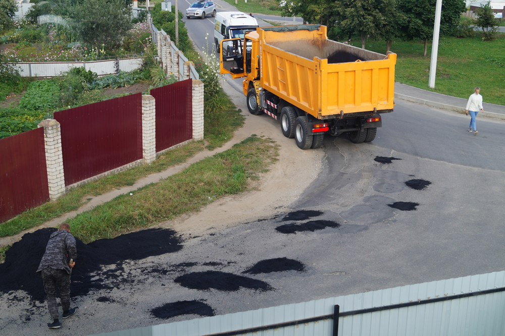 В Брянском районе местный житель отчаялся ждать ремонта дороги и сделал его сам