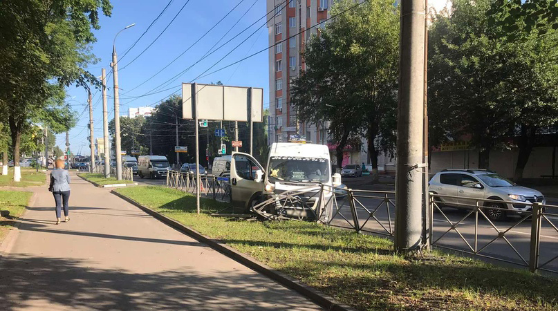 В брянской маршрутке, влетевшей в забор, пострадали три пассажира