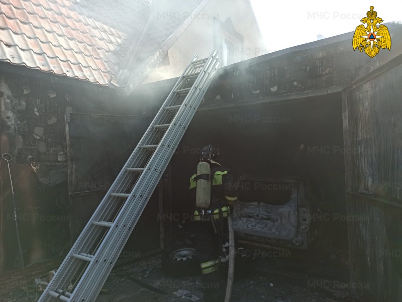 В Брянском районе сегодня сгорели гараж и автомобиль