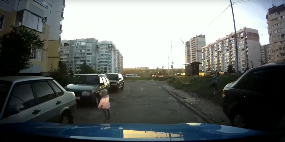 В дворе Брянска выскочившая на дорогу девочка едва не угодила под машину (ВИДЕО)
