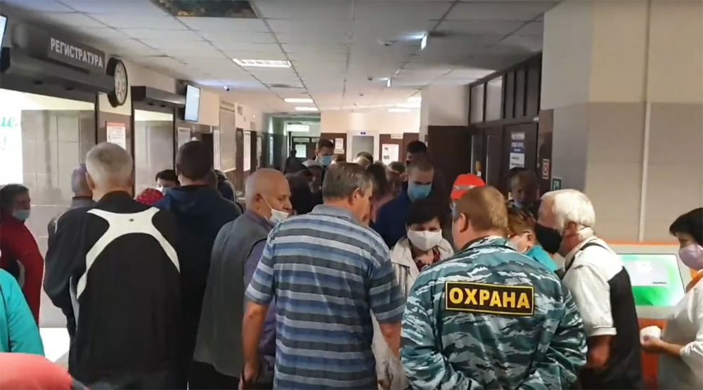 Огромную очередь в брянской поликлинике сняли на видео