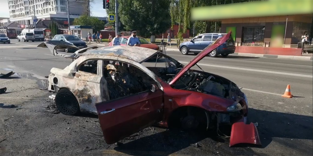 Пассажир погиб на месте, водитель госпитализирован: в жутком ДТП в Брянске от удара загорелась машина (видео)