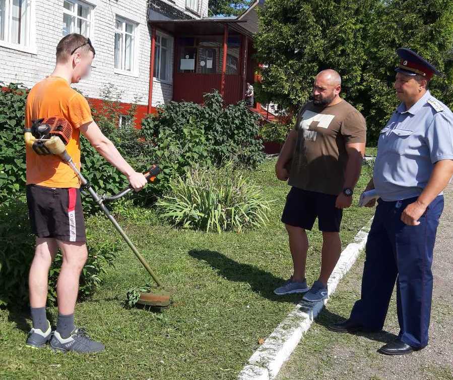 Осужденные к обязательным работам моют в Брянске подъезды, косят траву и метут дворы
