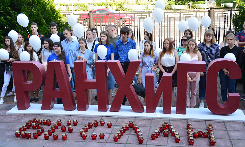 Брянцы горящими лампадами выложили слово «Беслан»