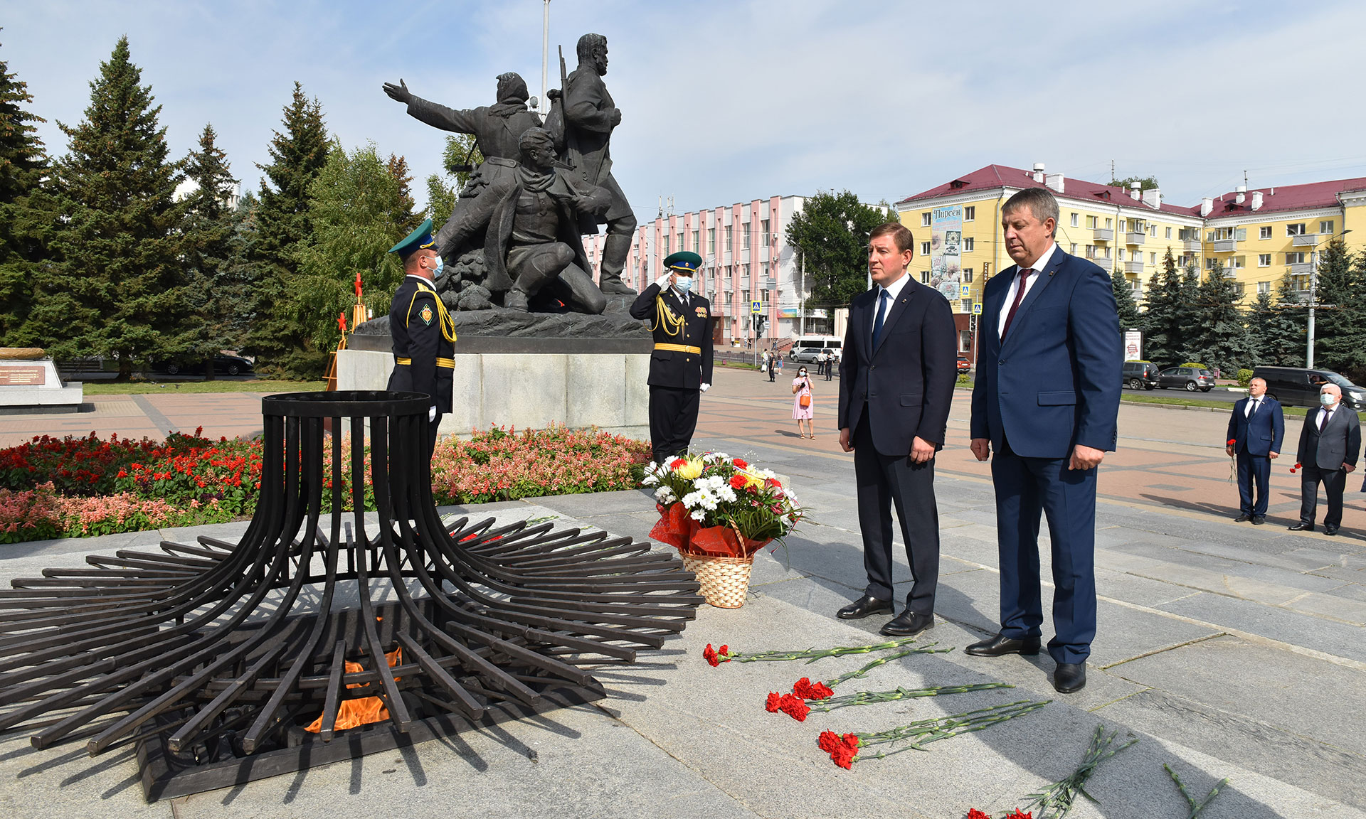Андрей Турчак в День окончания Второй мировой войны почтил память героев в Брянске