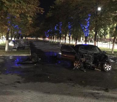 В Брянске водитель БМВ разбил машину, рекламный стенд и пассажира