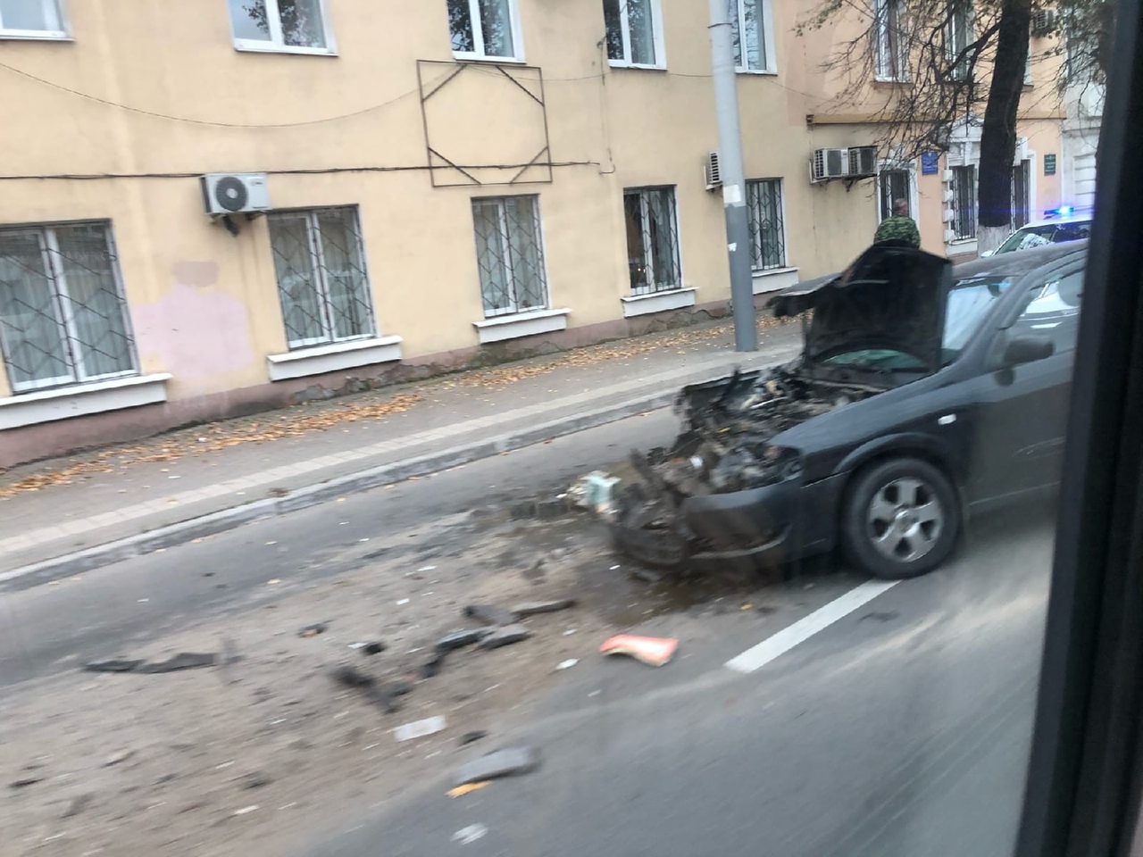 Легковушка влетела в троллейбус на улице Калинина в Брянске