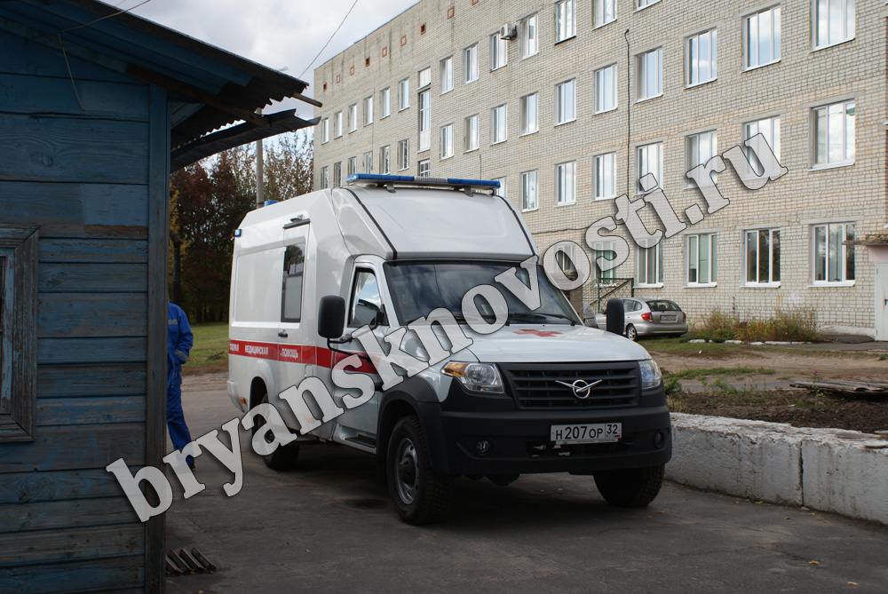 В больницу Новозыбкова доставили женщину с перерезанной шеей