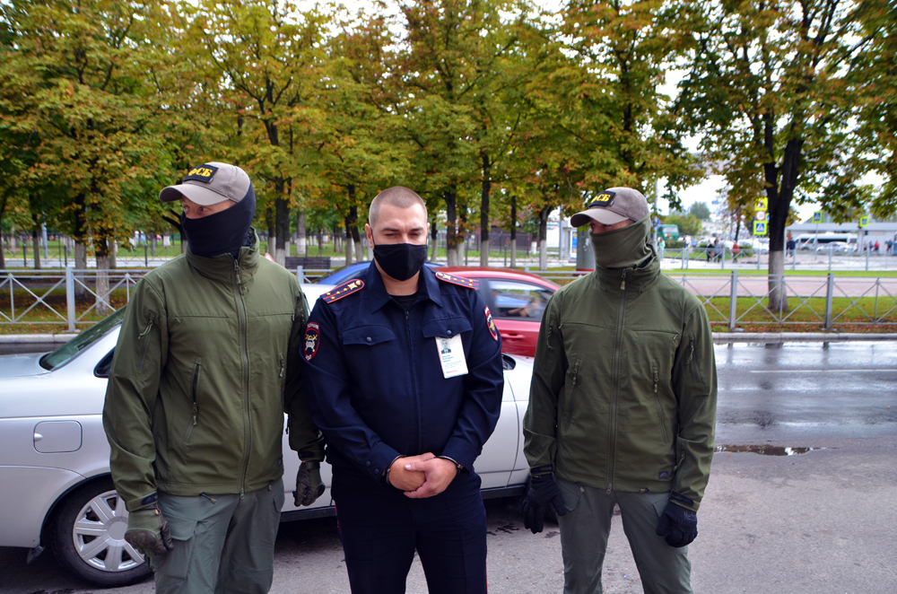 ФСБ обнародовала фото сотрудников брянского МРЭО, попавшихся на взятке