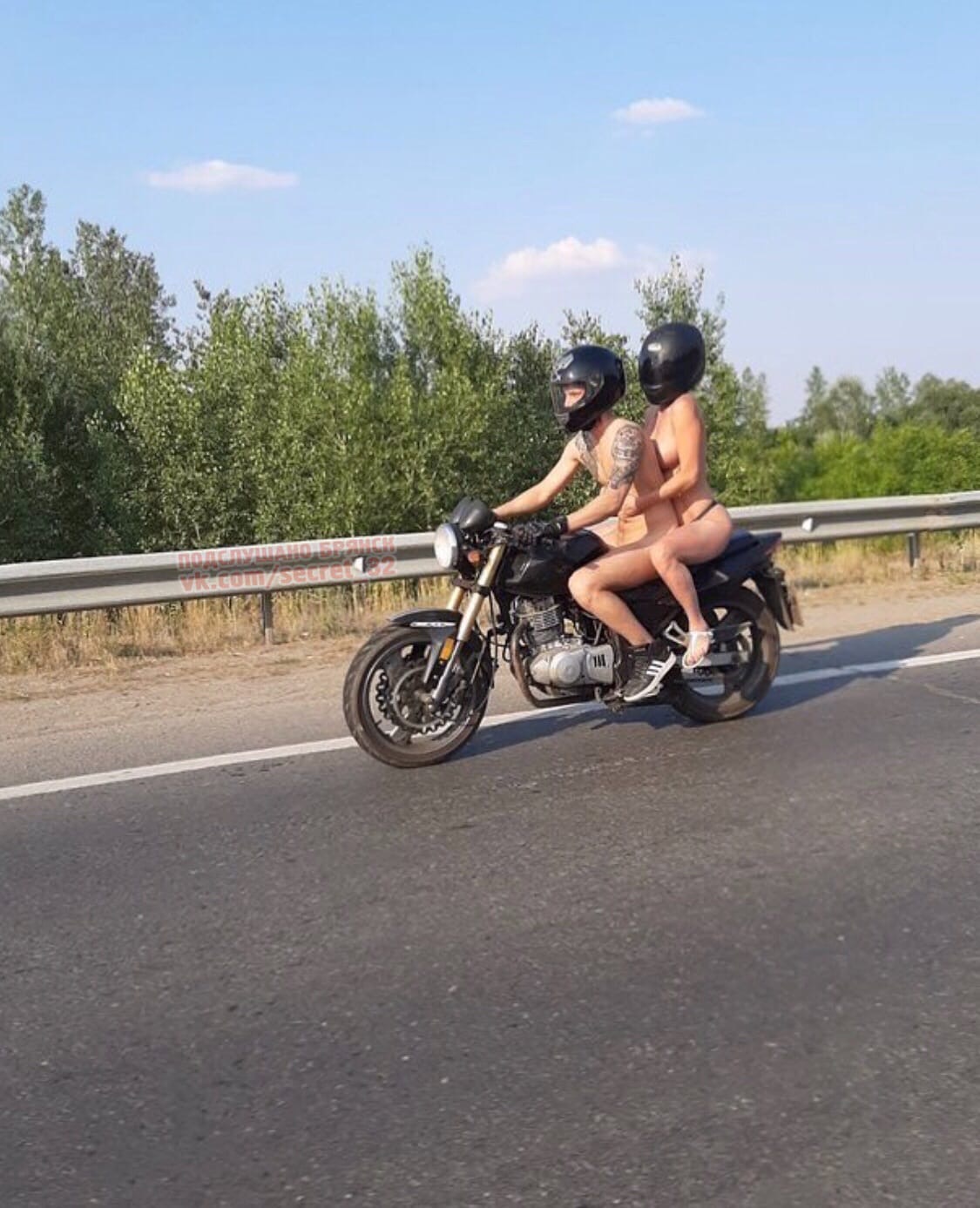 В Брянске сняли на фото мотоциклистов-нудистов