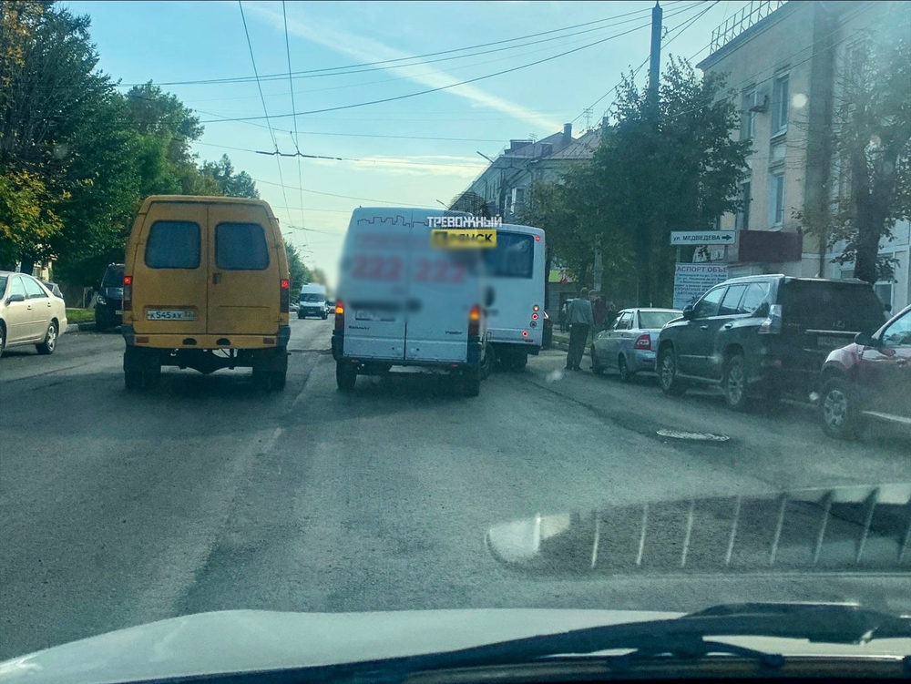 В Брянске не разъехались грузовое такси и автобус