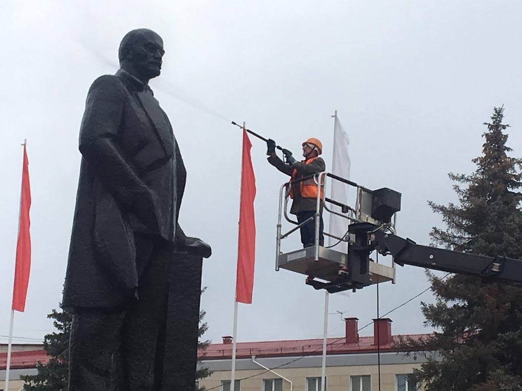 Ко Дню города в Брянске вымыли Ленина