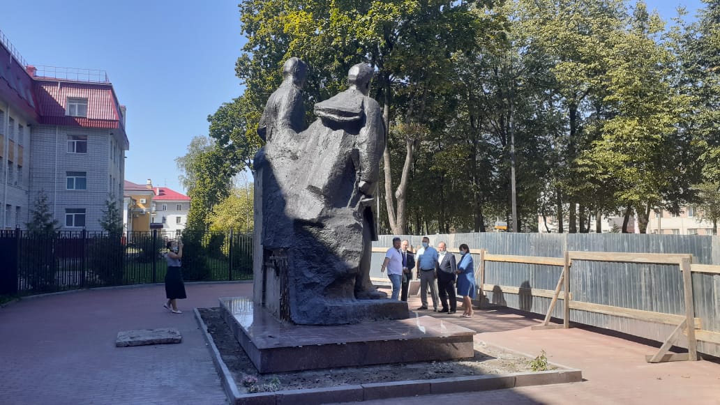 Ремонт памятника Трем Героям в Брянске завершат ко Дню города