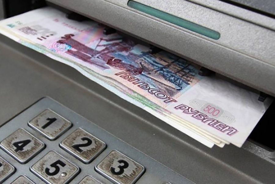 Жительнице Погара вернули забытые в банкомате 10 000 рублей