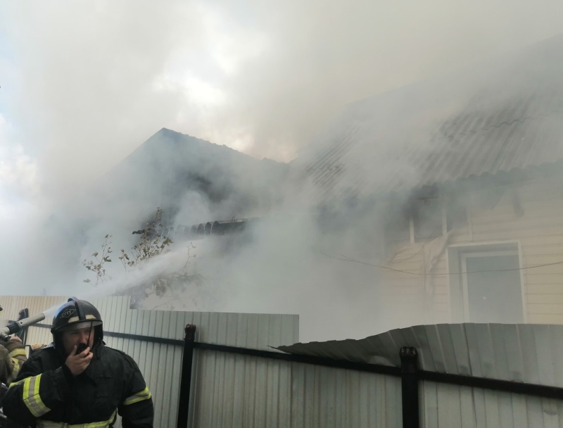 Пожар в трехквартирном доме в Брянске тушили из пяти рукавов