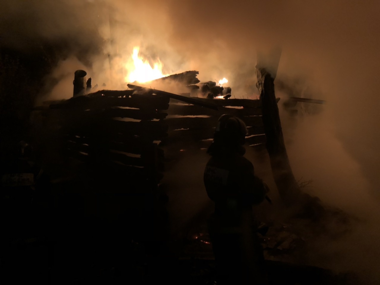 Крупный пожар в Суражском районе: огонь уничтожил авто, пристройку и перебросился на дом