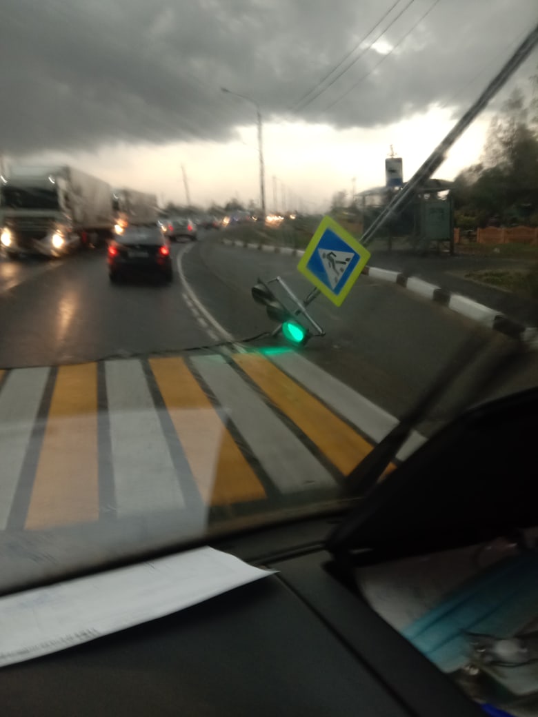Непогода накрыла Брянский регион: на трассе вырывает светофоры