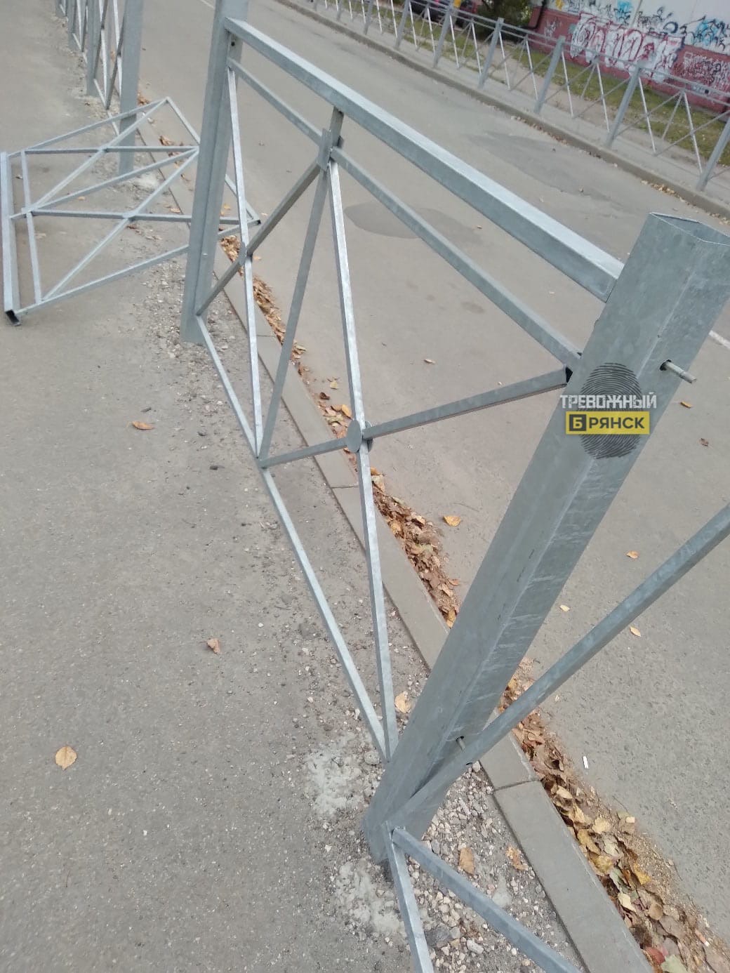 В Брянске дорожный забор разбирают на металлолом