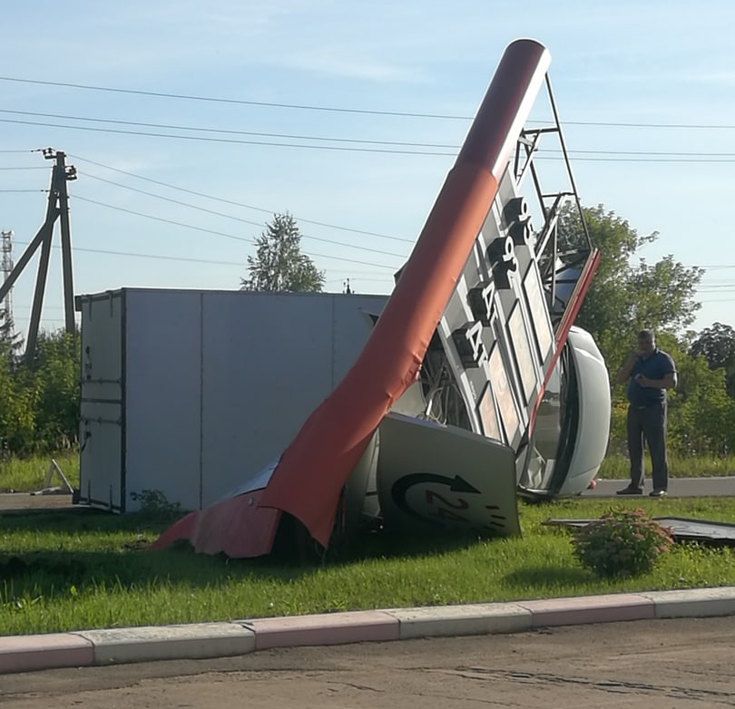 В Дубровском районе фургон разнес рекламную стеллу на АЗС (ВИДЕО)