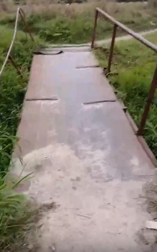 «Сколько разбитых носов, страшно сказать»: брянцы просят отремонтировать опасный мостик в Белых Берегах (ВИДЕО)