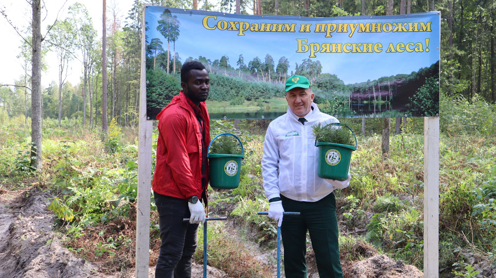 Влад Симба из Конго вместе с активистами включился в восстановление брянского леса