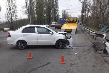 Автоледи влетела в дорожное ограждение в Брянске