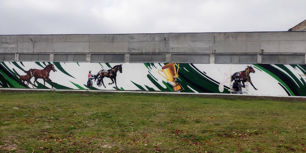 Тульские художники украсили граффити фасада манежа на локотском заводе в Брянской области